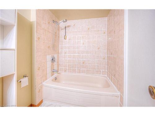 12 Crystal Court, Cambridge, ON - Indoor Photo Showing Bathroom