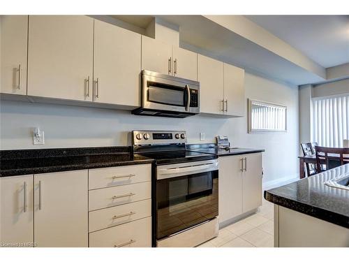 6731 Cropp Street, Niagara Falls, ON - Indoor Photo Showing Kitchen With Double Sink With Upgraded Kitchen