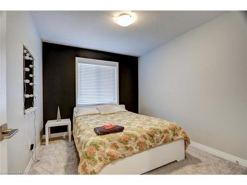 6731 Cropp Street, Niagara Falls, ON - Indoor Photo Showing Bedroom