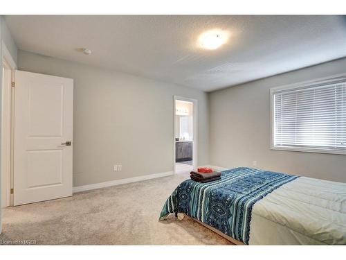 6731 Cropp Street, Niagara Falls, ON - Indoor Photo Showing Bedroom