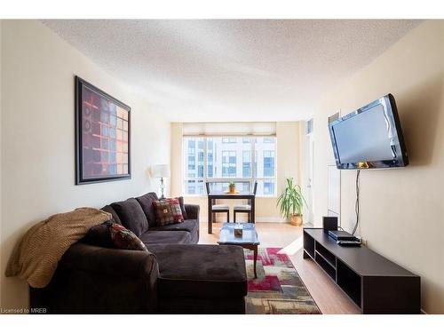 1509-20 Blue Jays Way, Toronto, ON - Indoor Photo Showing Living Room