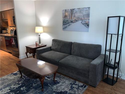 909-20 Blue Jays Way, Toronto, ON - Indoor Photo Showing Living Room