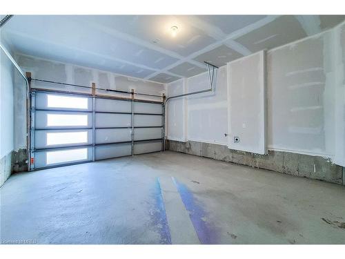 28 Hawick Crescent, Haldimand, ON - Indoor Photo Showing Garage