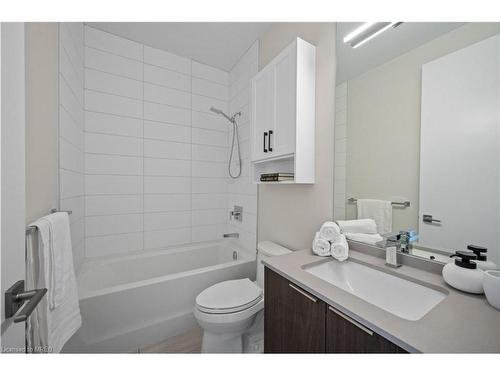 Ph810-4208 Dundas Street W, Toronto, ON - Indoor Photo Showing Bathroom