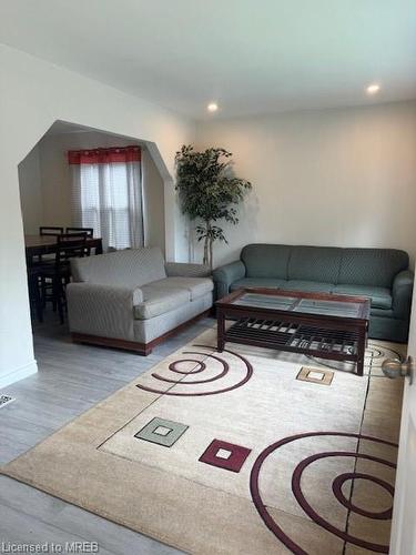 471 Highbury Avenue N, London, ON - Indoor Photo Showing Living Room