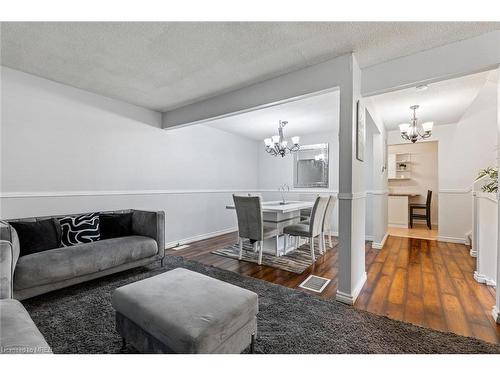 22-22 Ashton Crescent, Brampton, ON - Indoor Photo Showing Living Room