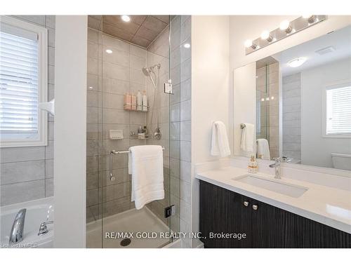 17 Mountain Heights Place, Hamilton, ON - Indoor Photo Showing Bathroom
