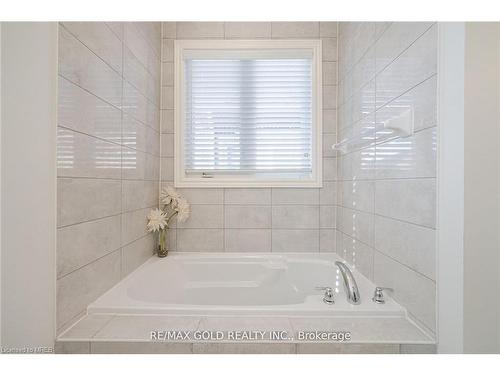 17 Mountain Heights Place, Hamilton, ON - Indoor Photo Showing Bathroom