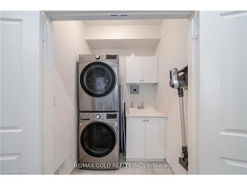 17 Mountain Heights Place, Hamilton, ON - Indoor Photo Showing Laundry Room