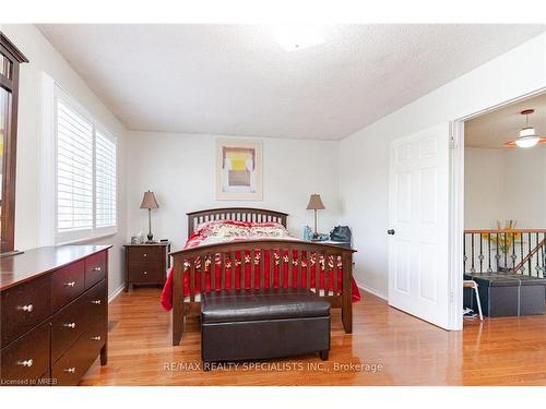 4007 Chicory Court, Mississauga, ON - Indoor Photo Showing Bedroom