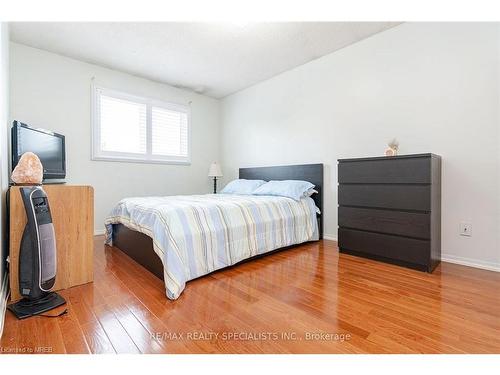 4007 Chicory Court, Mississauga, ON - Indoor Photo Showing Bedroom