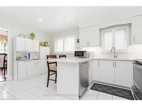 4007 Chicory Court, Mississauga, ON - Indoor Photo Showing Kitchen