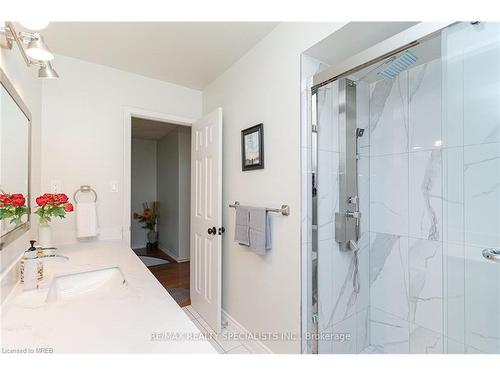 4007 Chicory Court, Mississauga, ON - Indoor Photo Showing Bathroom