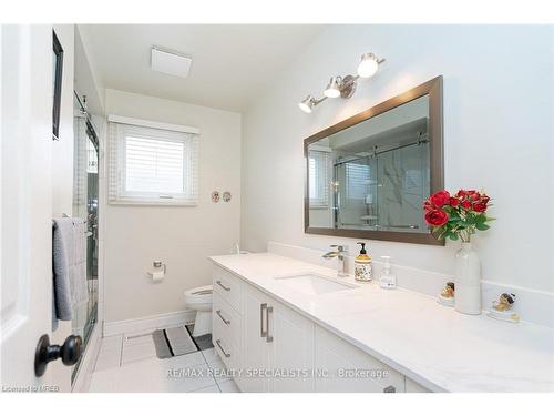 4007 Chicory Court, Mississauga, ON - Indoor Photo Showing Bathroom