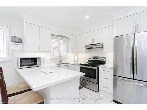 4007 Chicory Court, Mississauga, ON - Indoor Photo Showing Kitchen With Upgraded Kitchen