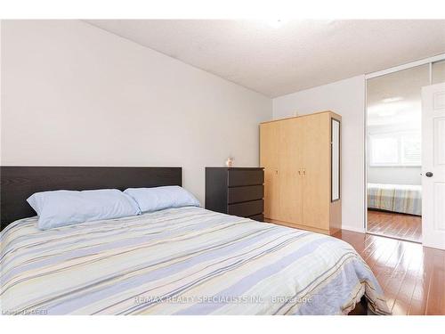 4007 Chicory Court, Mississauga, ON - Indoor Photo Showing Bedroom