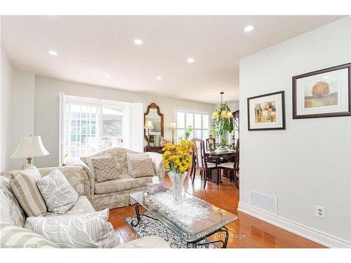 4007 Chicory Court, Mississauga, ON - Indoor Photo Showing Living Room