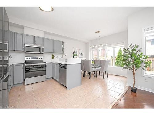 3120 Wrigglesworth Crescent, Mississauga, ON - Indoor Photo Showing Kitchen