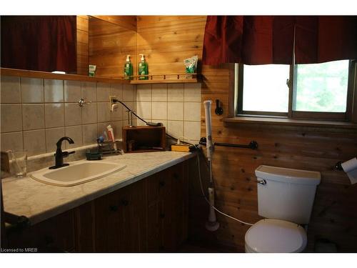 1670 Forest Lake Road, Sundridge, ON - Indoor Photo Showing Bathroom