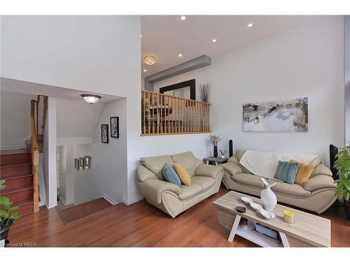 41-6060 Snowy Owl Crescent, Mississauga, ON - Indoor Photo Showing Living Room