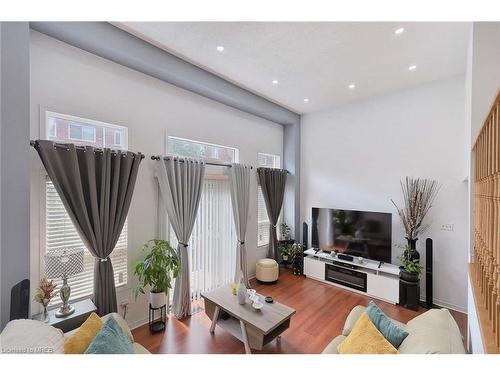 41-6060 Snowy Owl Crescent, Mississauga, ON - Indoor Photo Showing Living Room