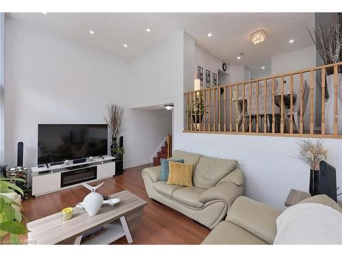 41-6060 Snowy Owl Crescent, Mississauga, ON - Indoor Photo Showing Living Room