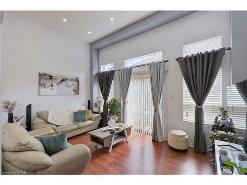 41-6060 Snowy Owl Crescent, Mississauga, ON - Indoor Photo Showing Living Room