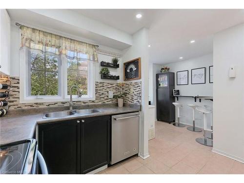 41-6060 Snowy Owl Crescent, Mississauga, ON - Indoor Photo Showing Kitchen With Double Sink