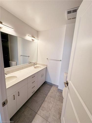 15 Glebe Street, Cambridge, ON - Indoor Photo Showing Bathroom