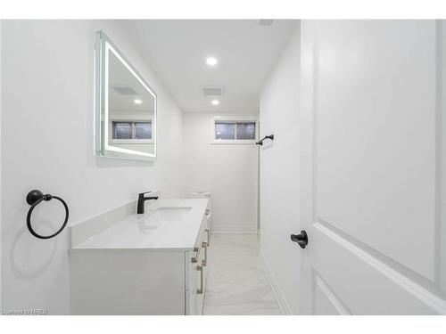 2222 Manchester Drive, Burlington, ON - Indoor Photo Showing Bathroom