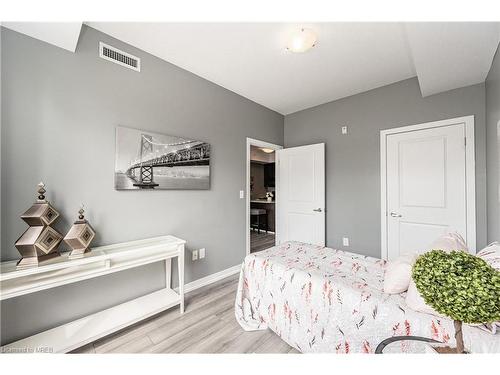 107-5020 Corporate Drive, Burlington, ON - Indoor Photo Showing Bedroom