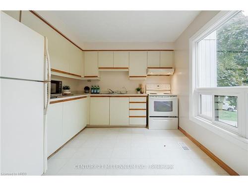82 Ashton Crescent, Brampton, ON - Indoor Photo Showing Kitchen