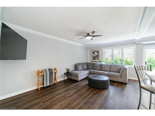 54-5662 Glen Erin Drive, Mississauga, ON - Indoor Photo Showing Living Room