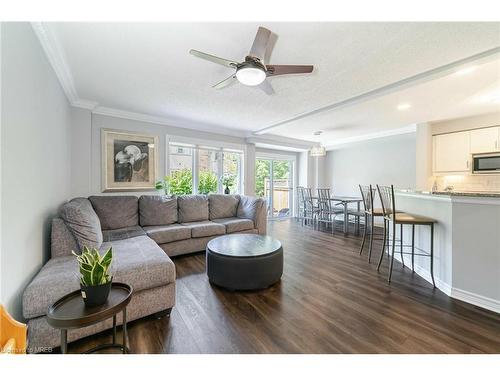 54-5662 Glen Erin Drive, Mississauga, ON - Indoor Photo Showing Living Room