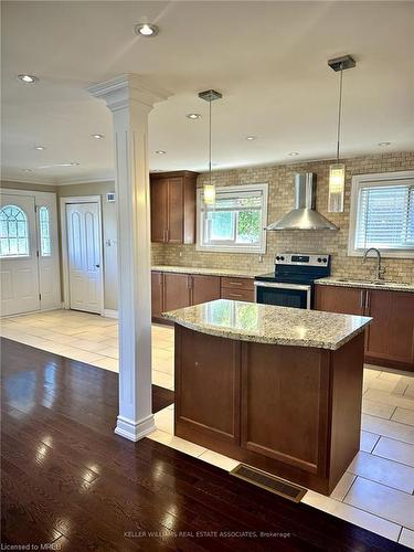 39 Willis Drive, Brampton, ON - Indoor Photo Showing Kitchen With Upgraded Kitchen