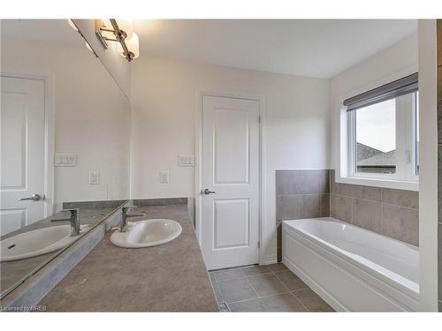 18 Whitton Drive, Paris, ON - Indoor Photo Showing Bathroom