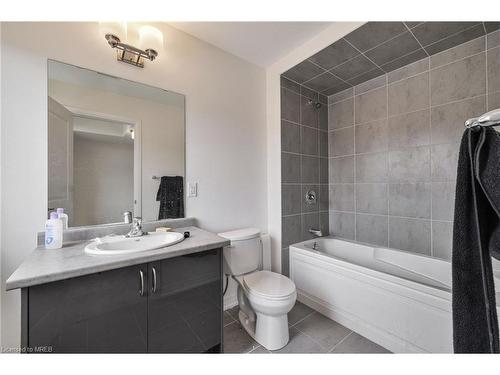 18 Whitton Drive, Paris, ON - Indoor Photo Showing Bathroom