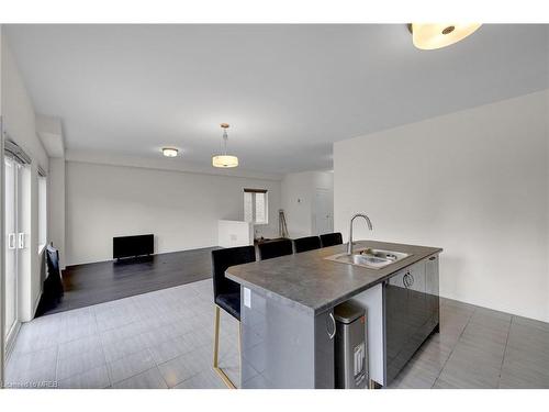 18 Whitton Drive, Paris, ON - Indoor Photo Showing Kitchen