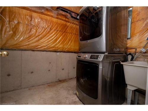 16 Mullis Crescent, Brampton, ON - Indoor Photo Showing Laundry Room