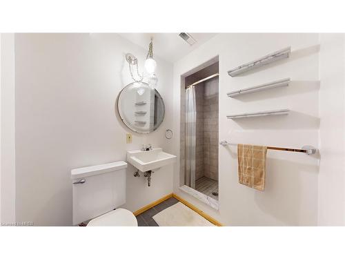 23 Walmer Gardens, London, ON - Indoor Photo Showing Bathroom
