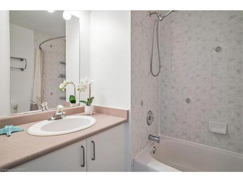 11-1751 Lampman Avenue, Burlington, ON - Indoor Photo Showing Bathroom