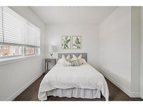 11-1751 Lampman Avenue, Burlington, ON - Indoor Photo Showing Bedroom