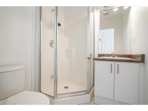 11-1751 Lampman Avenue, Burlington, ON - Indoor Photo Showing Bathroom