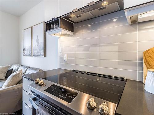 1205-4065 Confederation Parkway, Mississauga, ON - Indoor Photo Showing Kitchen