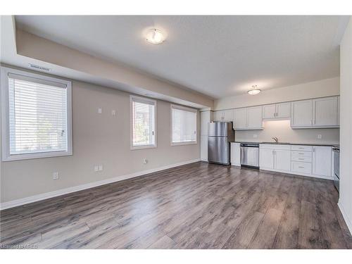 122 Seabrook Dr, Kitchener, ON - Indoor Photo Showing Kitchen