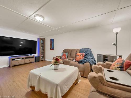 15 Cindy Avenue, Cambridge, ON - Indoor Photo Showing Living Room