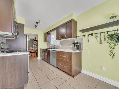 15 Cindy Avenue, Cambridge, ON - Indoor Photo Showing Kitchen