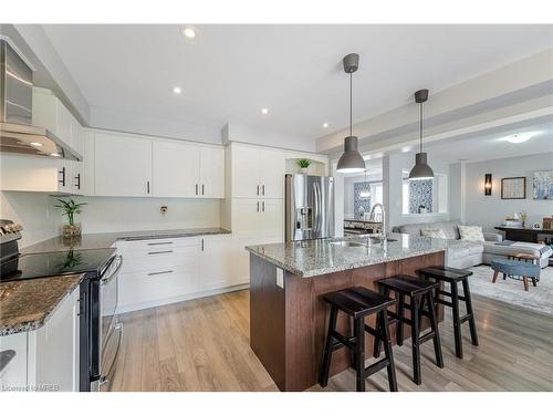 8769 Dogwood Crescent Crescent, Niagara Falls, ON - Indoor Photo Showing Kitchen With Double Sink With Upgraded Kitchen