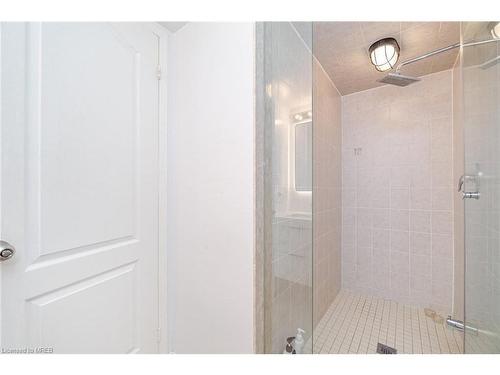 11-51 Hays Boulevard, Oakville, ON - Indoor Photo Showing Bathroom