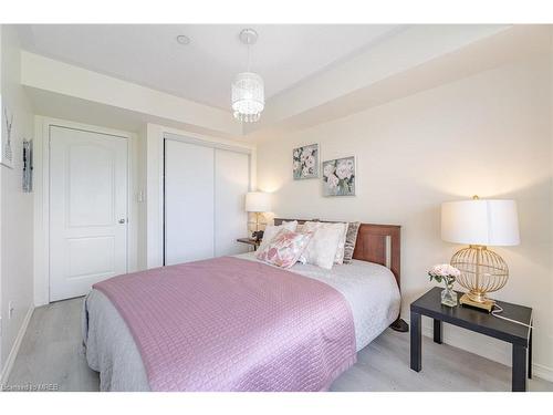 11-51 Hays Boulevard, Oakville, ON - Indoor Photo Showing Bedroom
